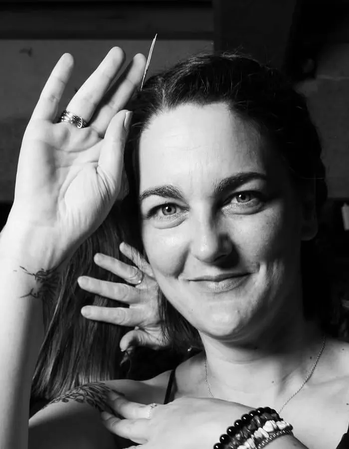 Gwenaëlle, créatrice de l'Atelier Inoly, dans son atelier